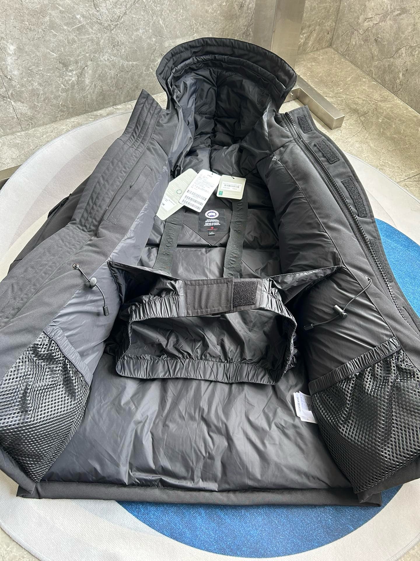 Weiße, graue, rote und schwarze Jacke