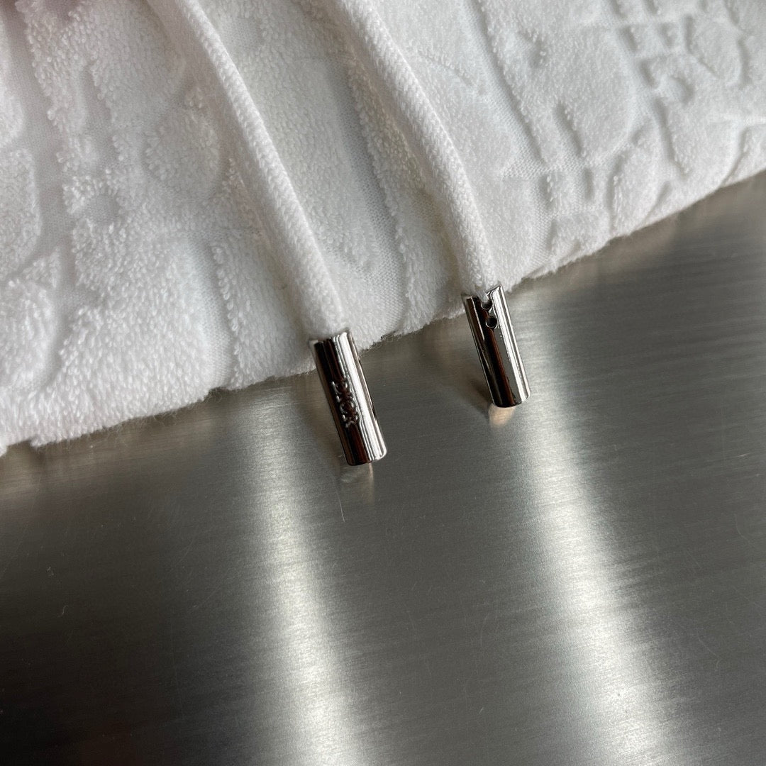 Schwarz-weißer Kapuzenpullover