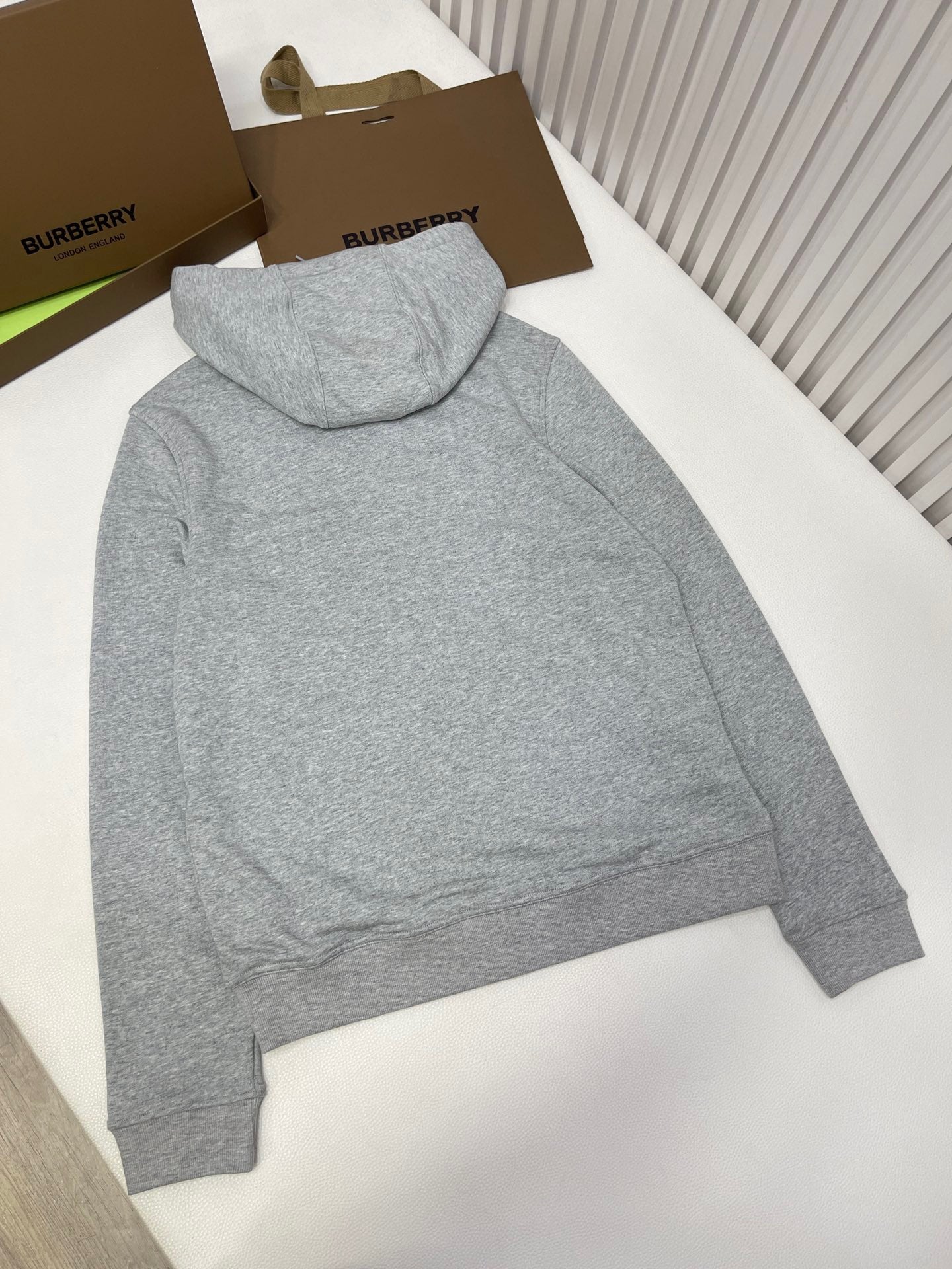 Schwarze und graue Jacke