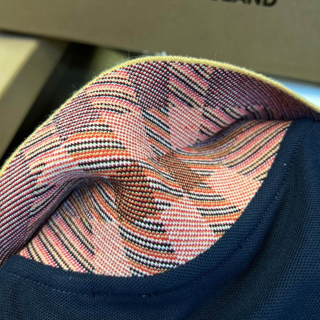 Schwarz-weiß-blaues Polo