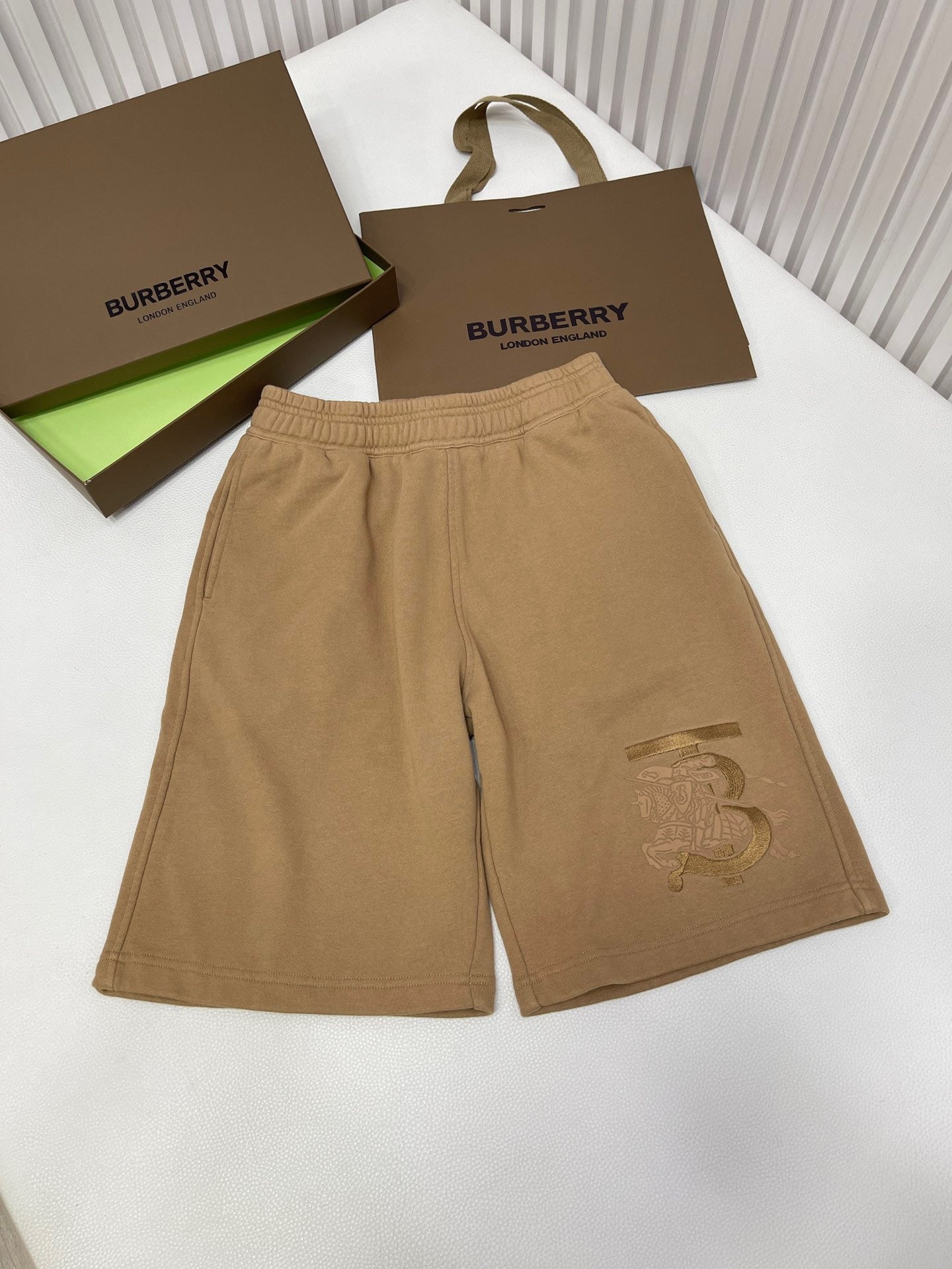 Schwarze und khakifarbene Shorts