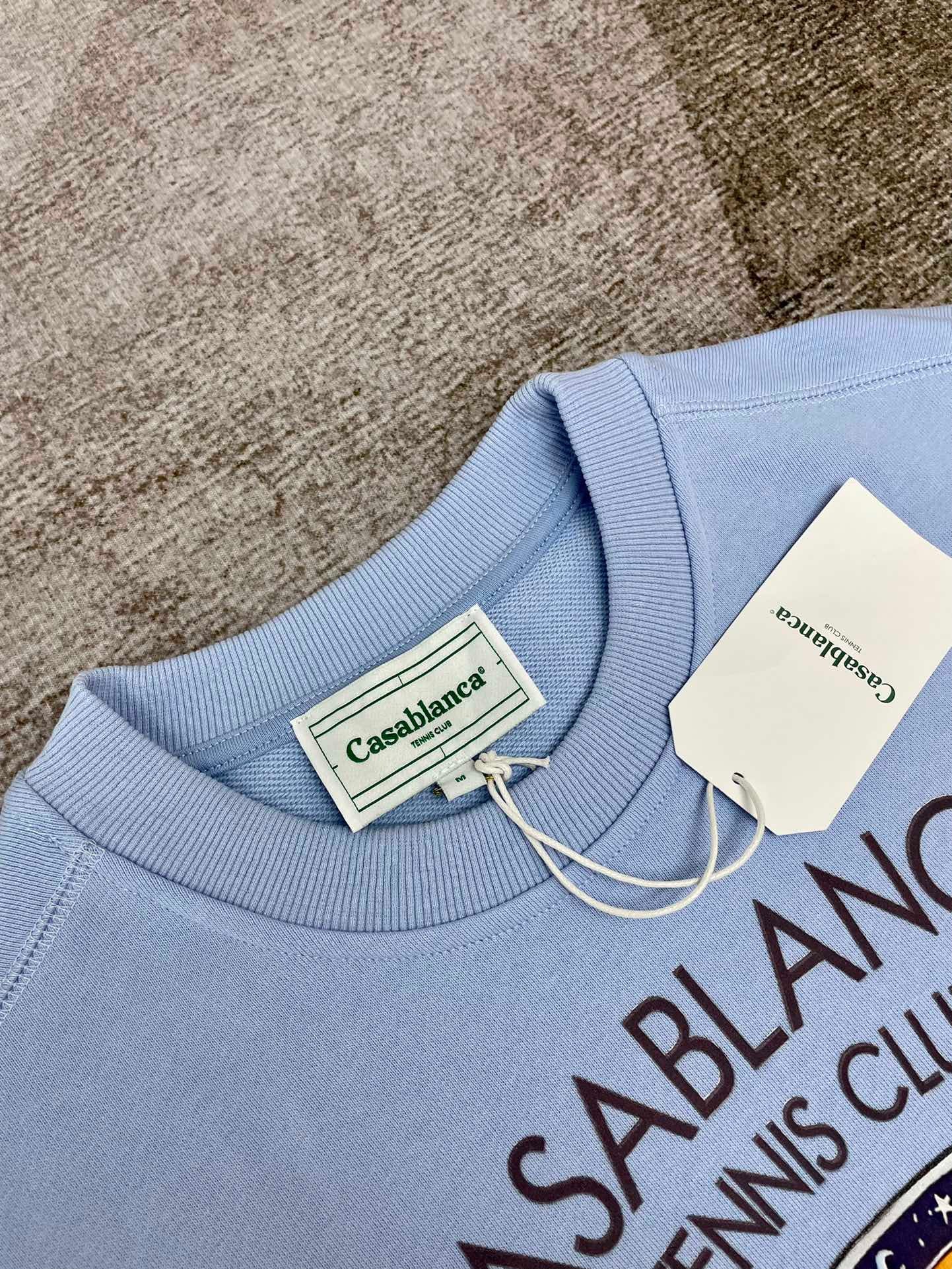 Schwarzes und himmelblaues Sweatshirt