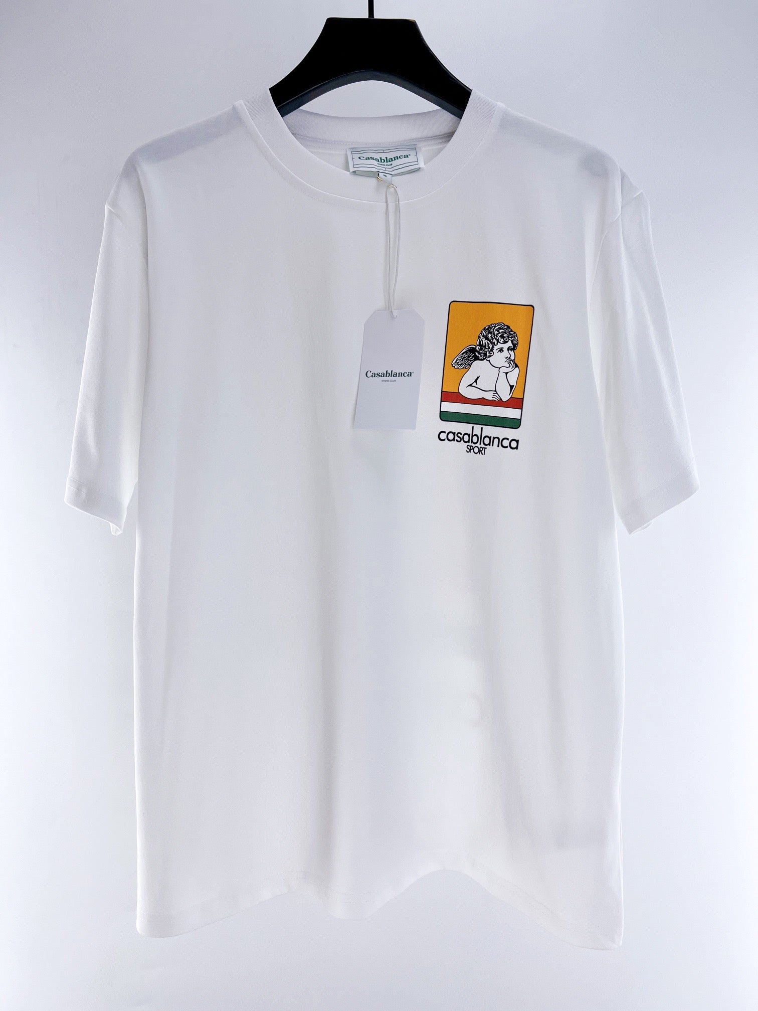Himmelblaues und weißes T-Shirt