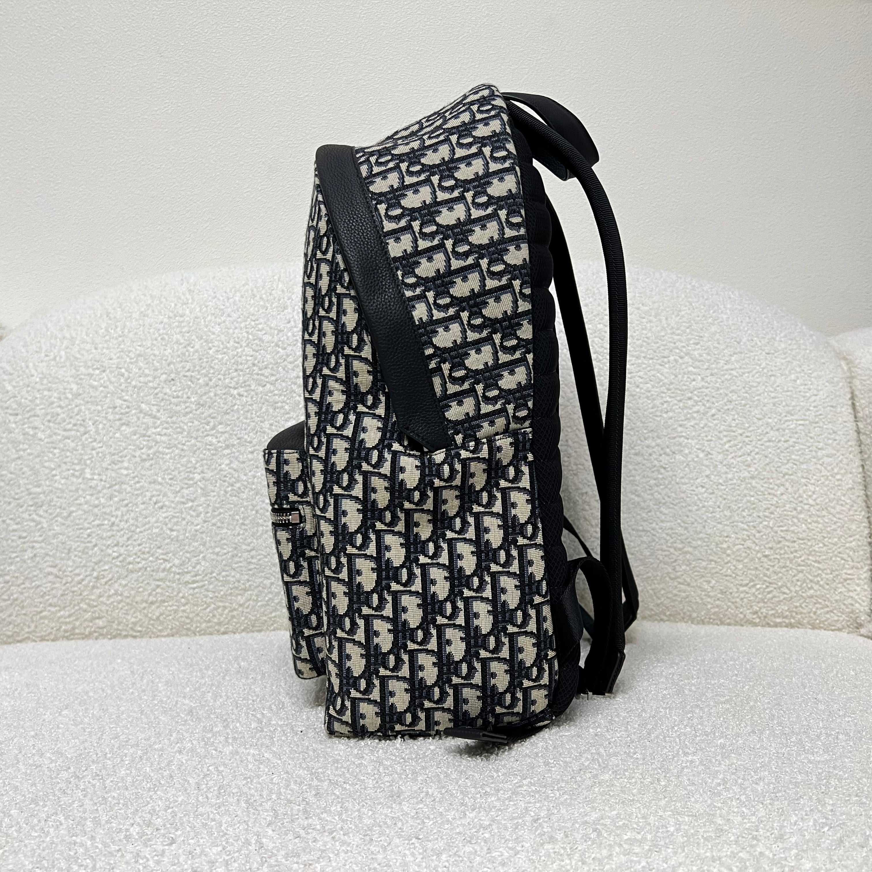 Blaue und schwarzgraue Tasche