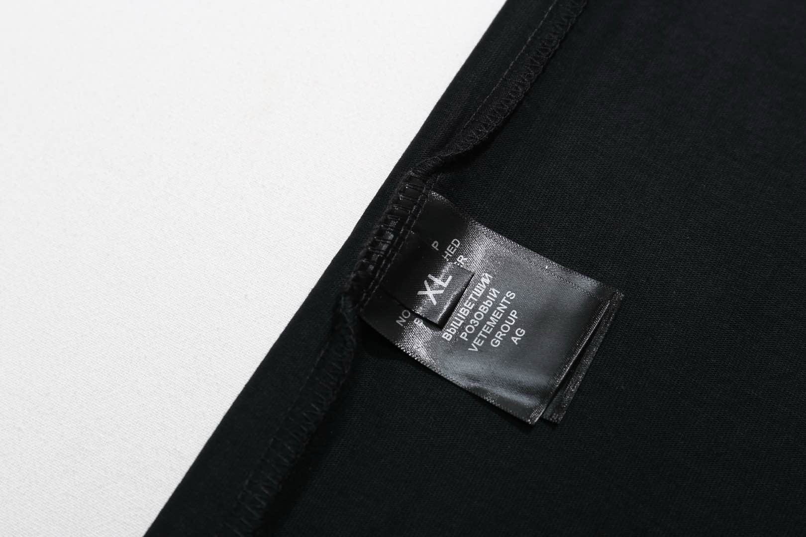 Weißes und schwarzes T-Shirt