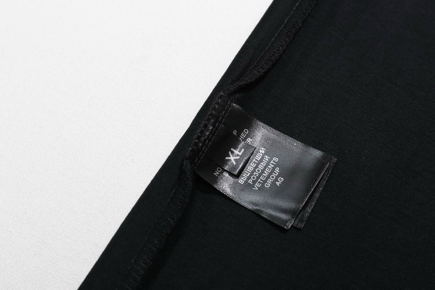 تي شيرت أبيض وأسود