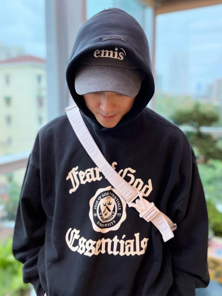 Sudadera con capucha negra y gris niebla oscura