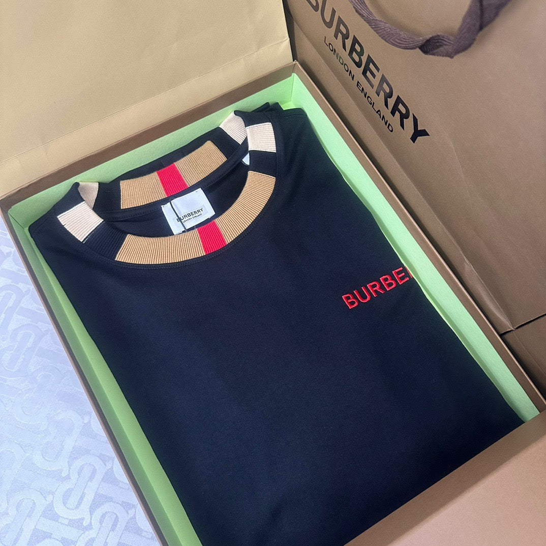 Schwarzes, khakifarbenes und weißes T-Shirt