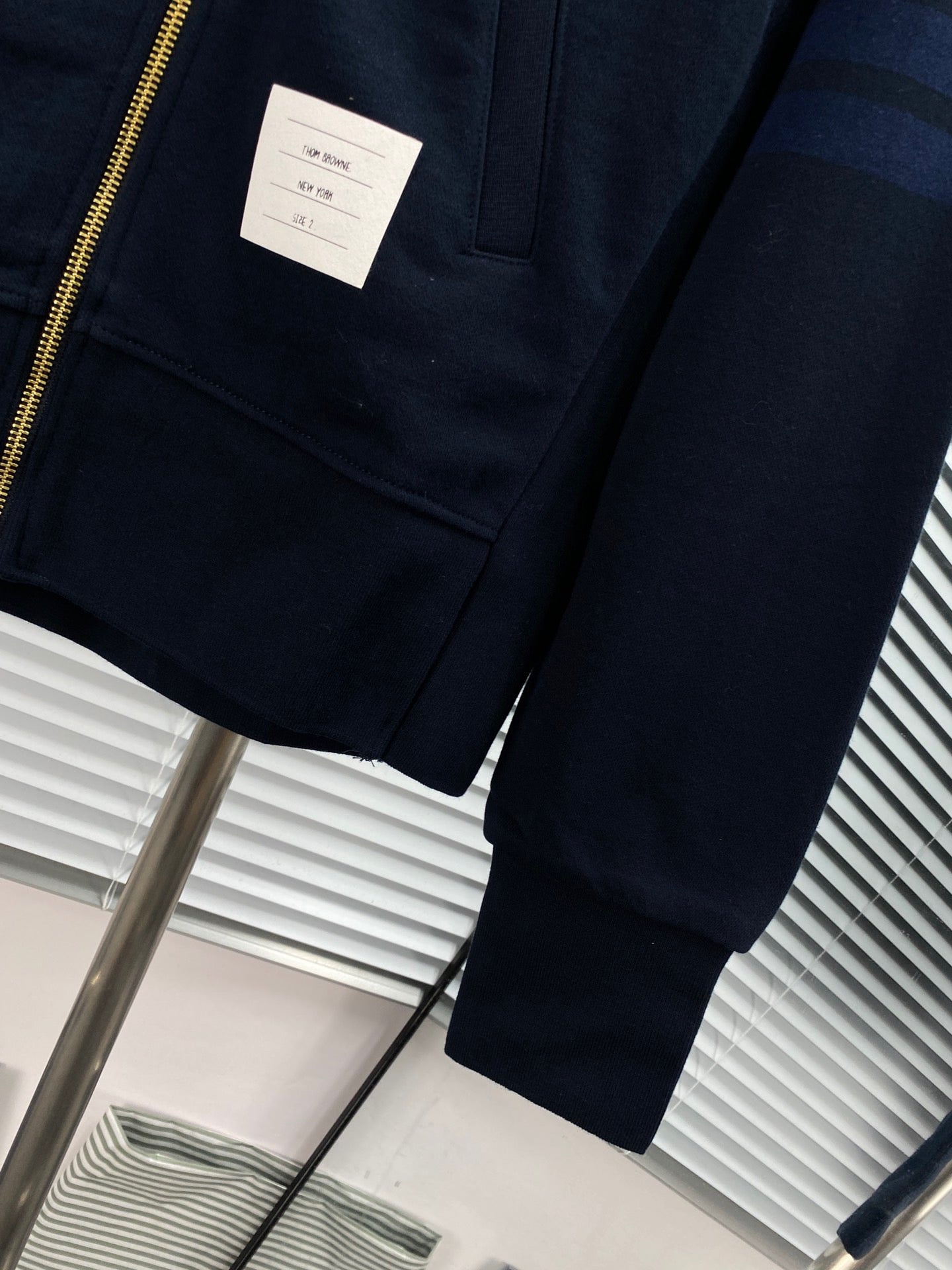 Dunkelblaue und graue Jacke