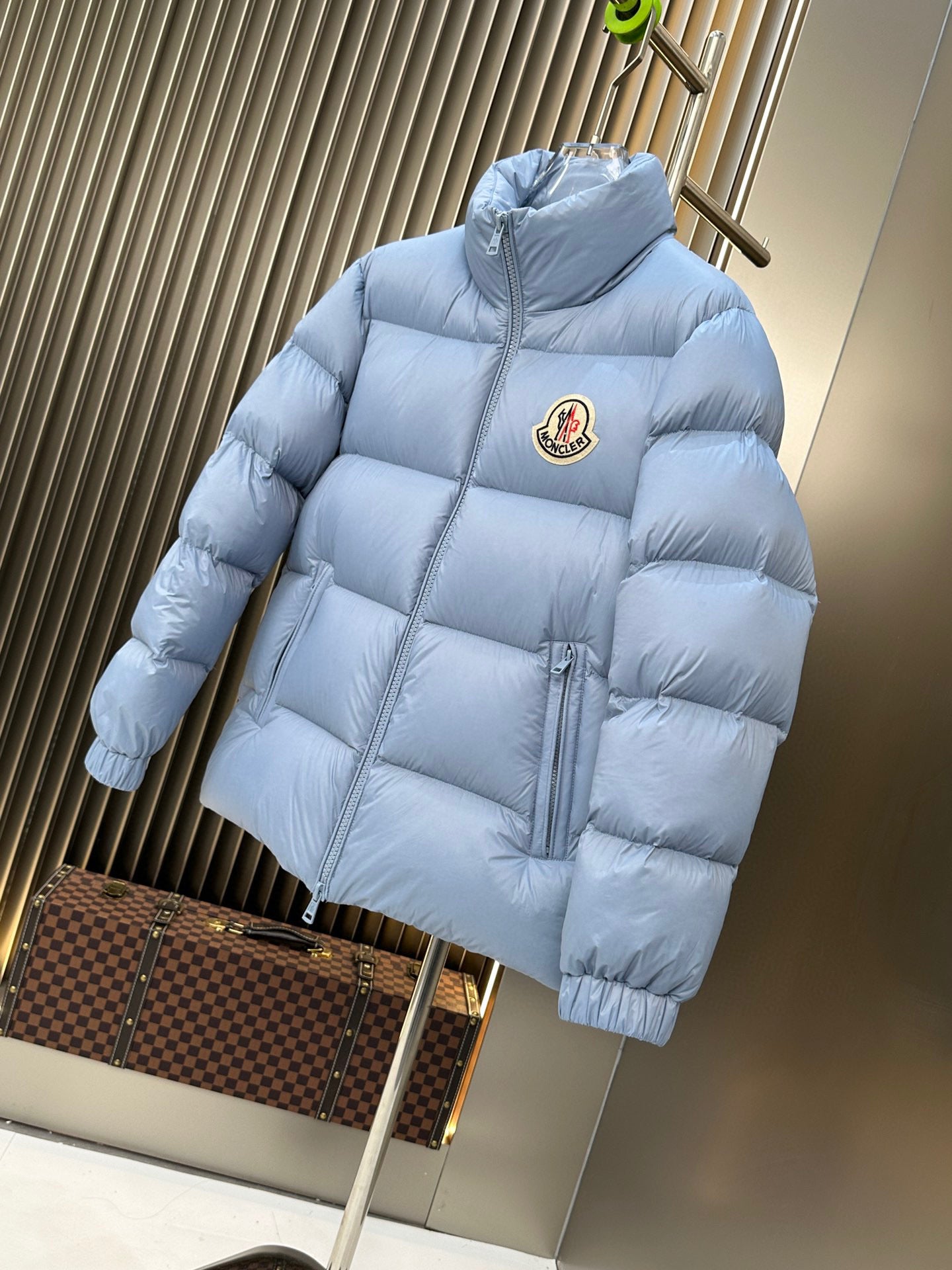 Blaue und schwarze Jacke