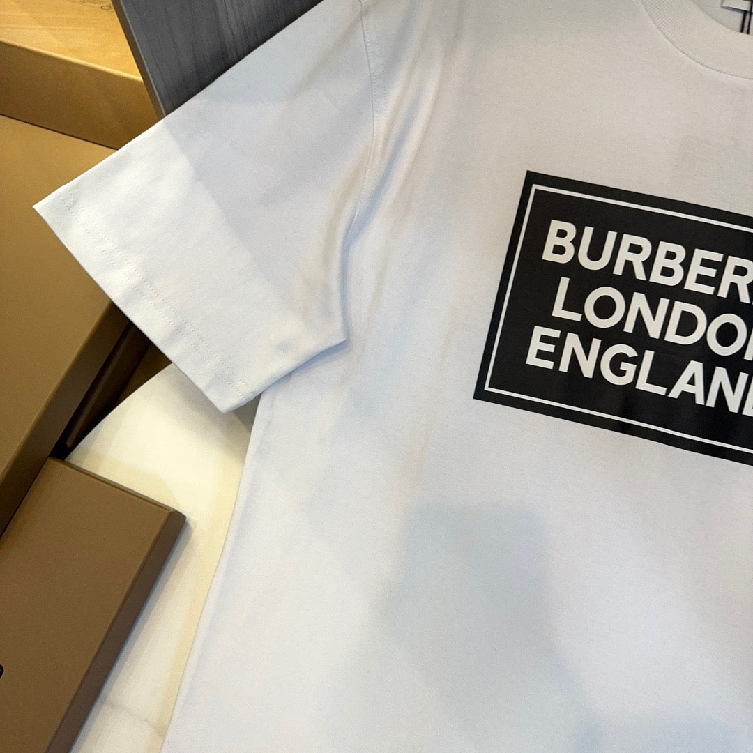 Schwarzes, weißes, khakifarbenes und graues T-Shirt