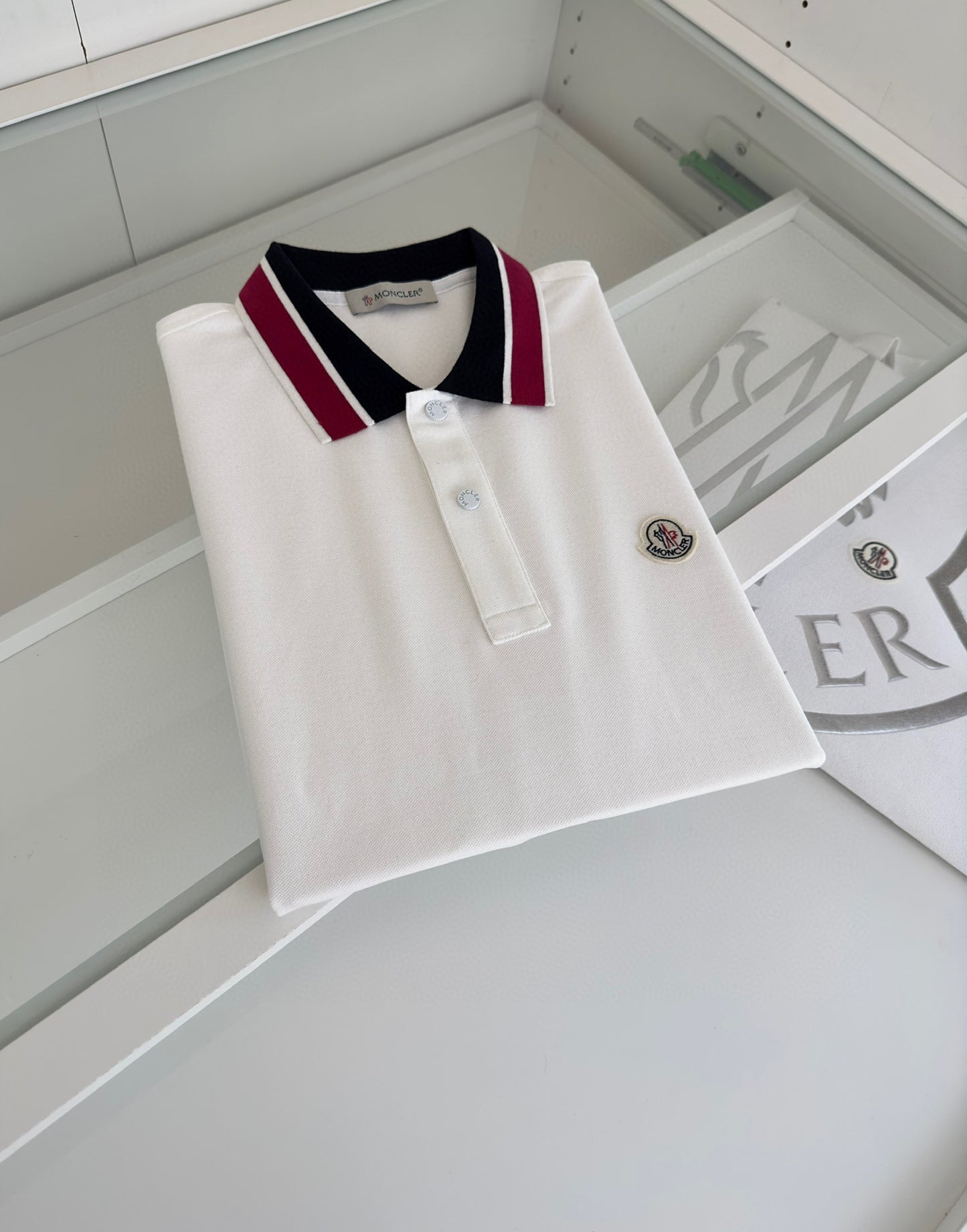 Schwarz-weißes T-Shirt