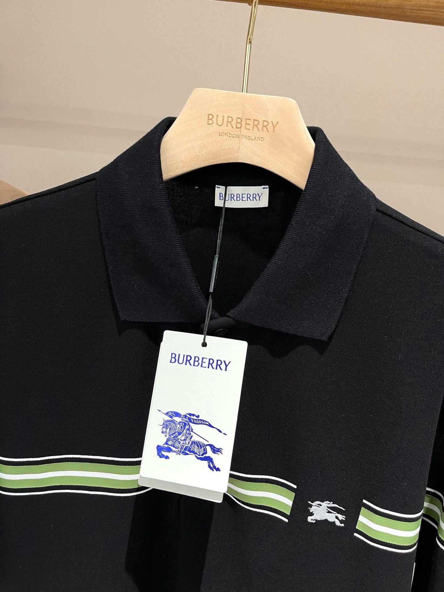 schwarzes und weißes Poloshirt