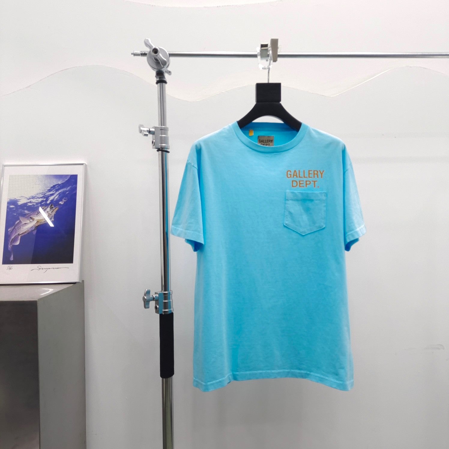 T-Shirt in Seeblau und Off-White