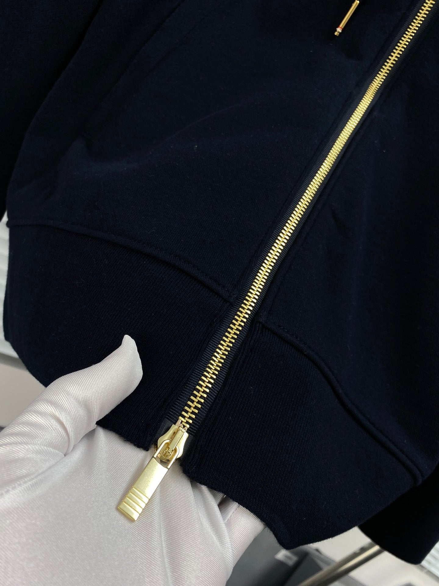Dunkelblaue und graue Jacke
