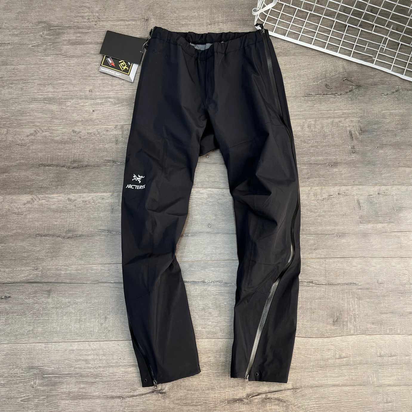 Blaue und schwarze Hose