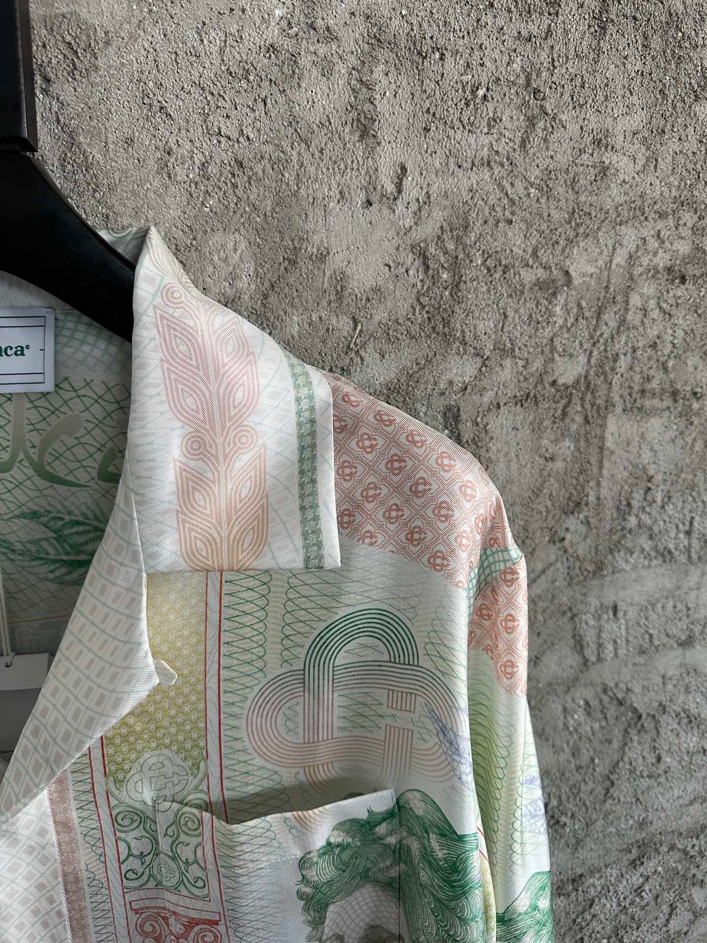 سترة متعددة الألوان