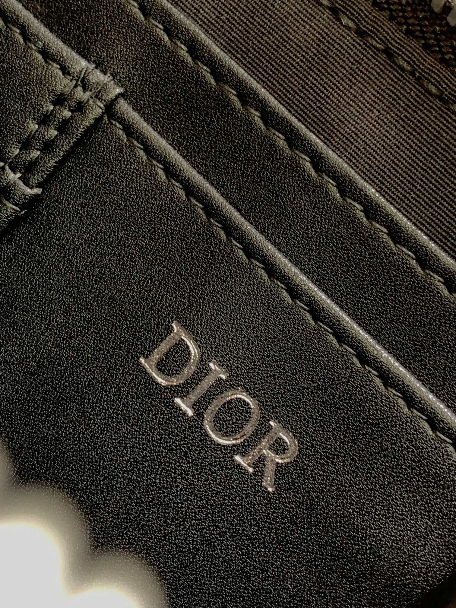 Aprikosen- und schwarze Tasche