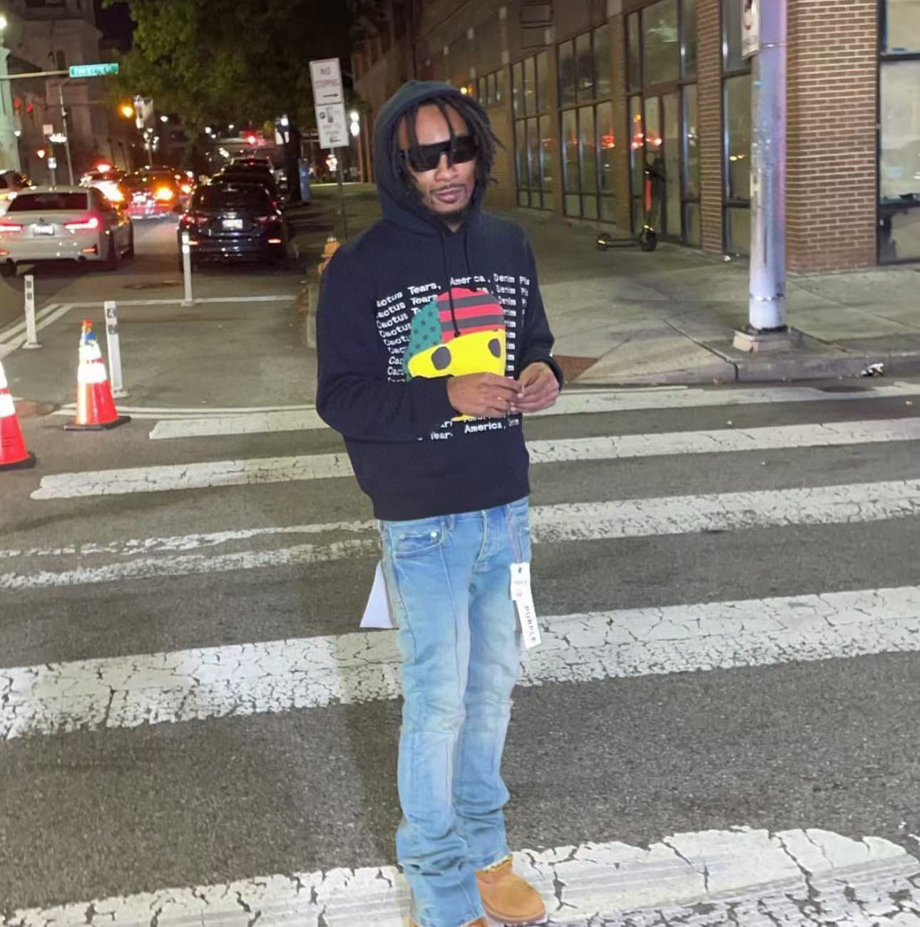 جارزة سوداء بقبعة شتوية