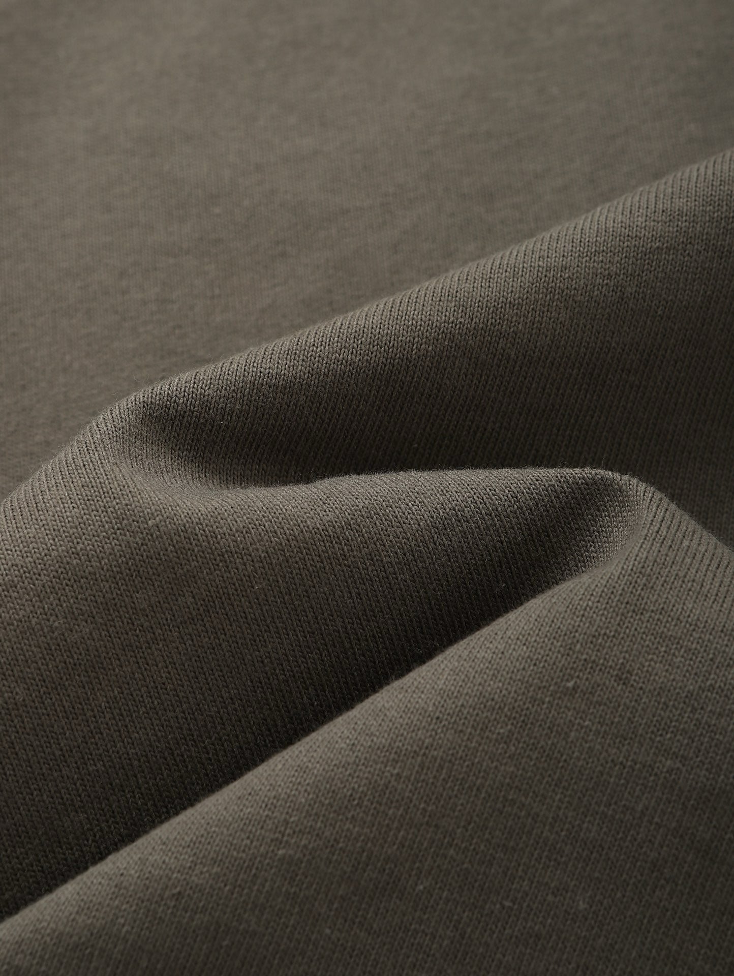 سويت شيرت رمادي وأبيض وأسود