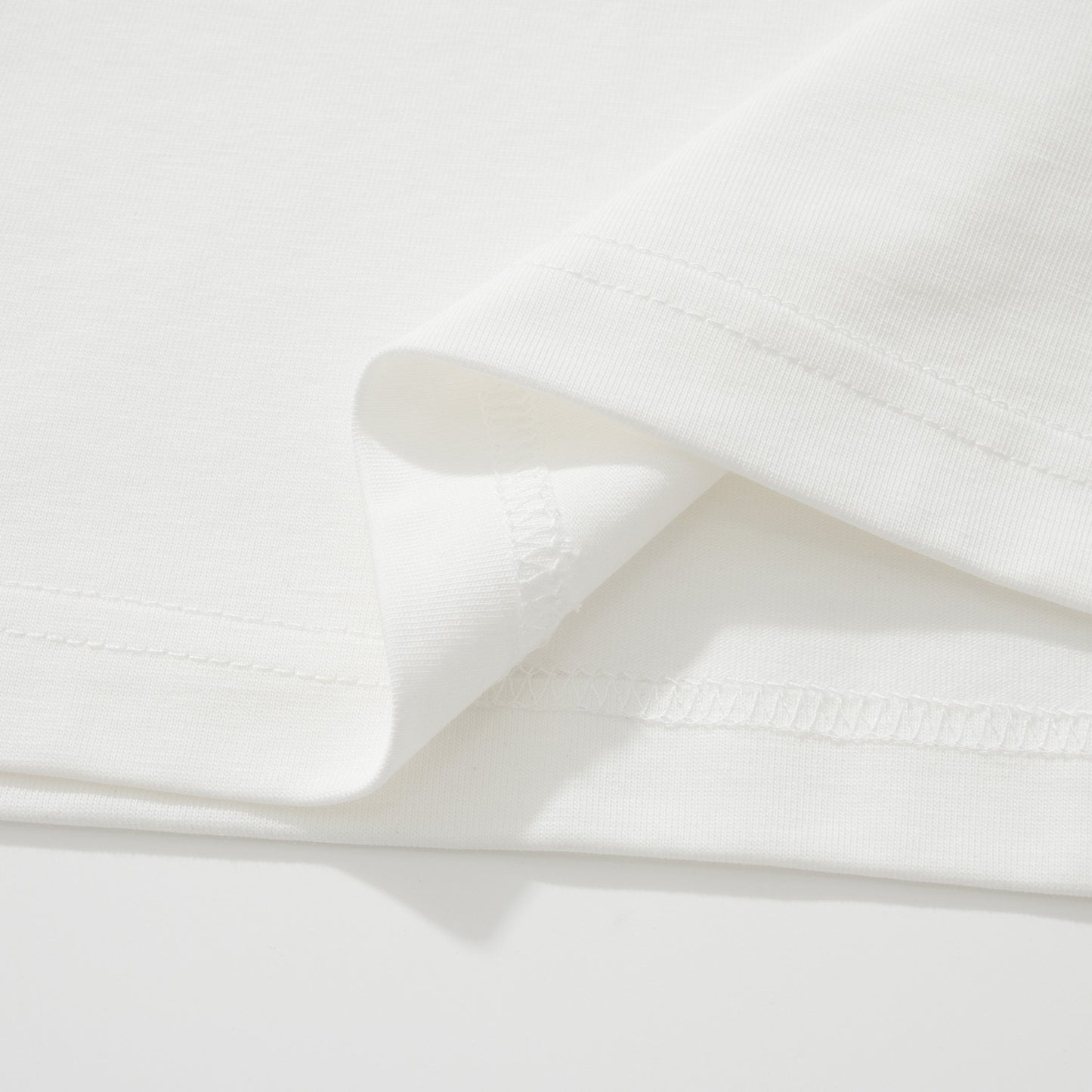 Schwarzes, weißes und blaues T-Shirt