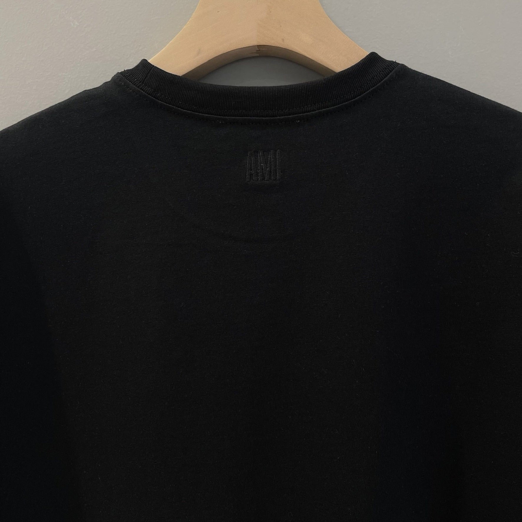 Weißes, schwarzes und graues T-Shirt