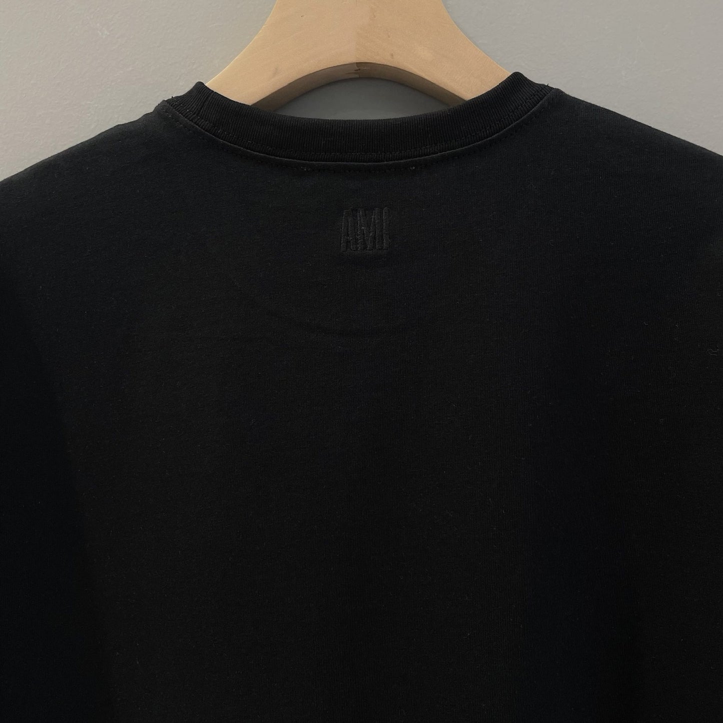 Weißes, schwarzes und graues T-Shirt