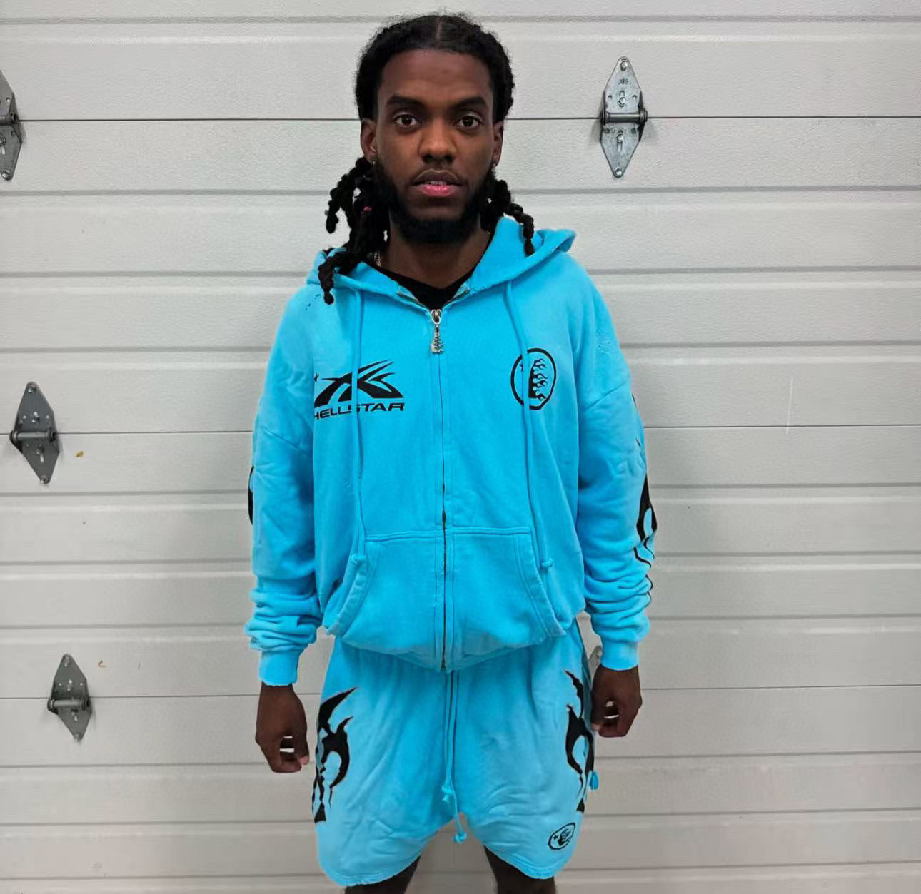 Himmelblauer Hoodie