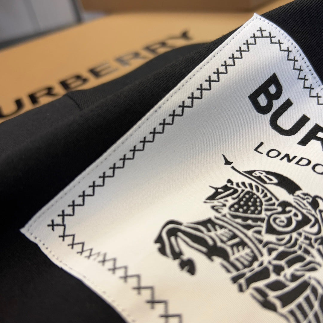 Schwarz-weißes T-Shirt