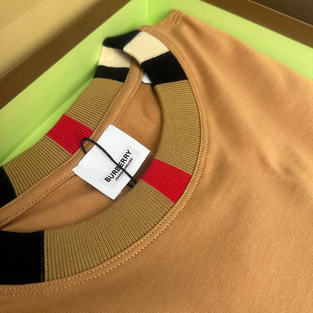 Schwarzes, khakifarbenes und weißes T-Shirt