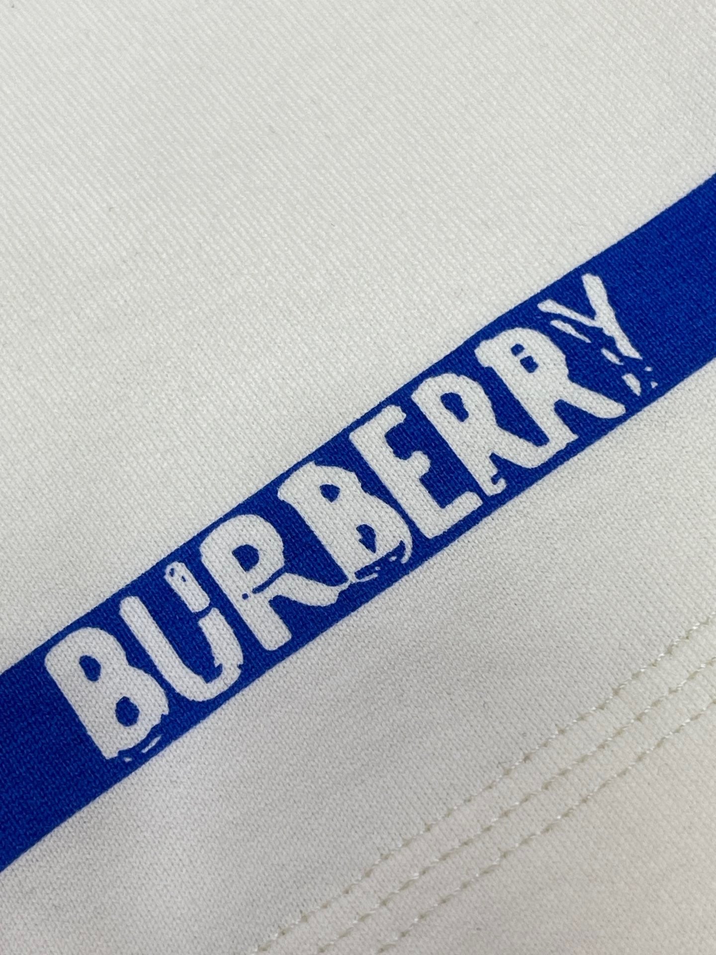 Weißes und himmelblaues T-Shirt
