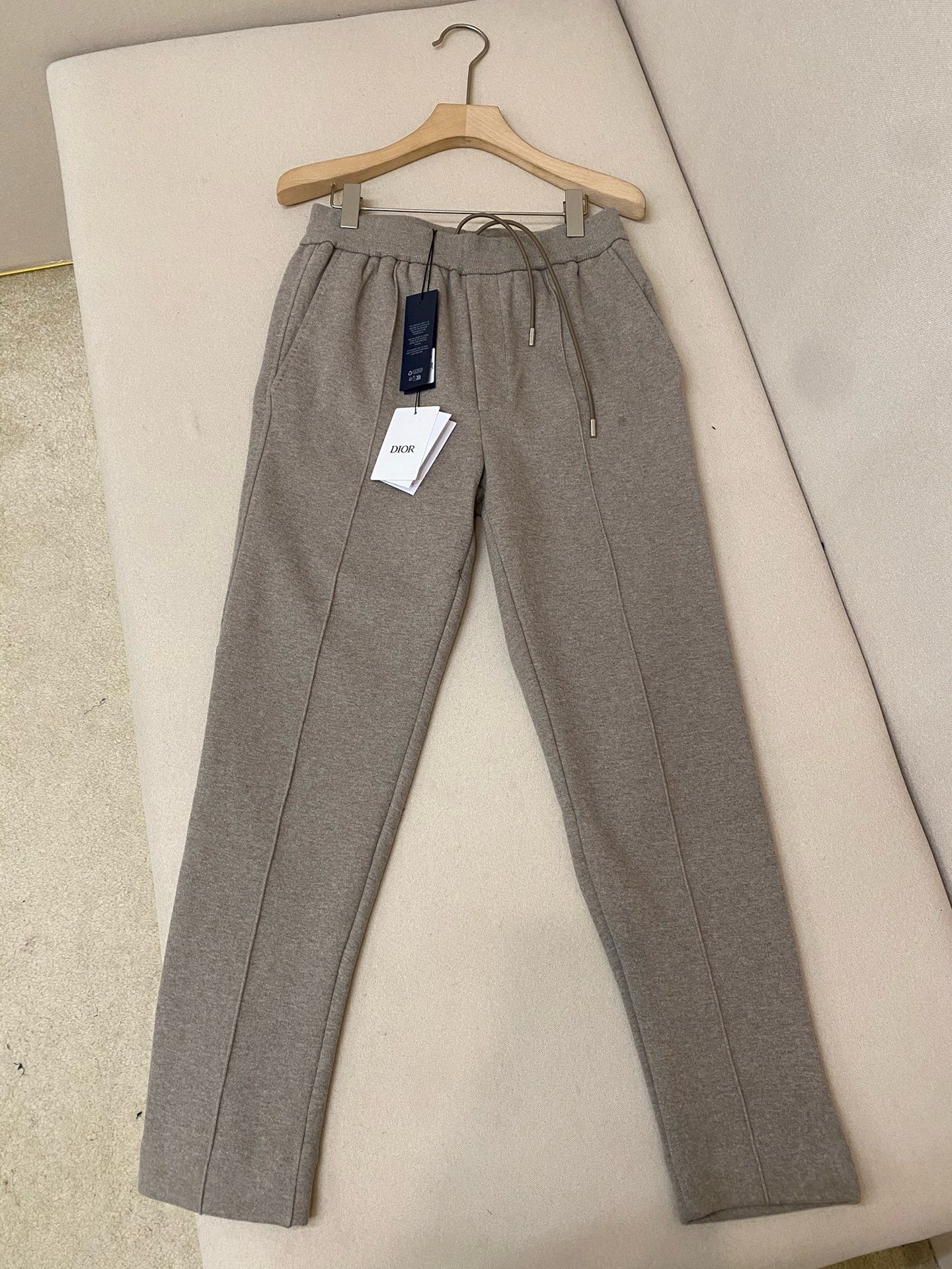 Pantalón negro oscuro y caqui