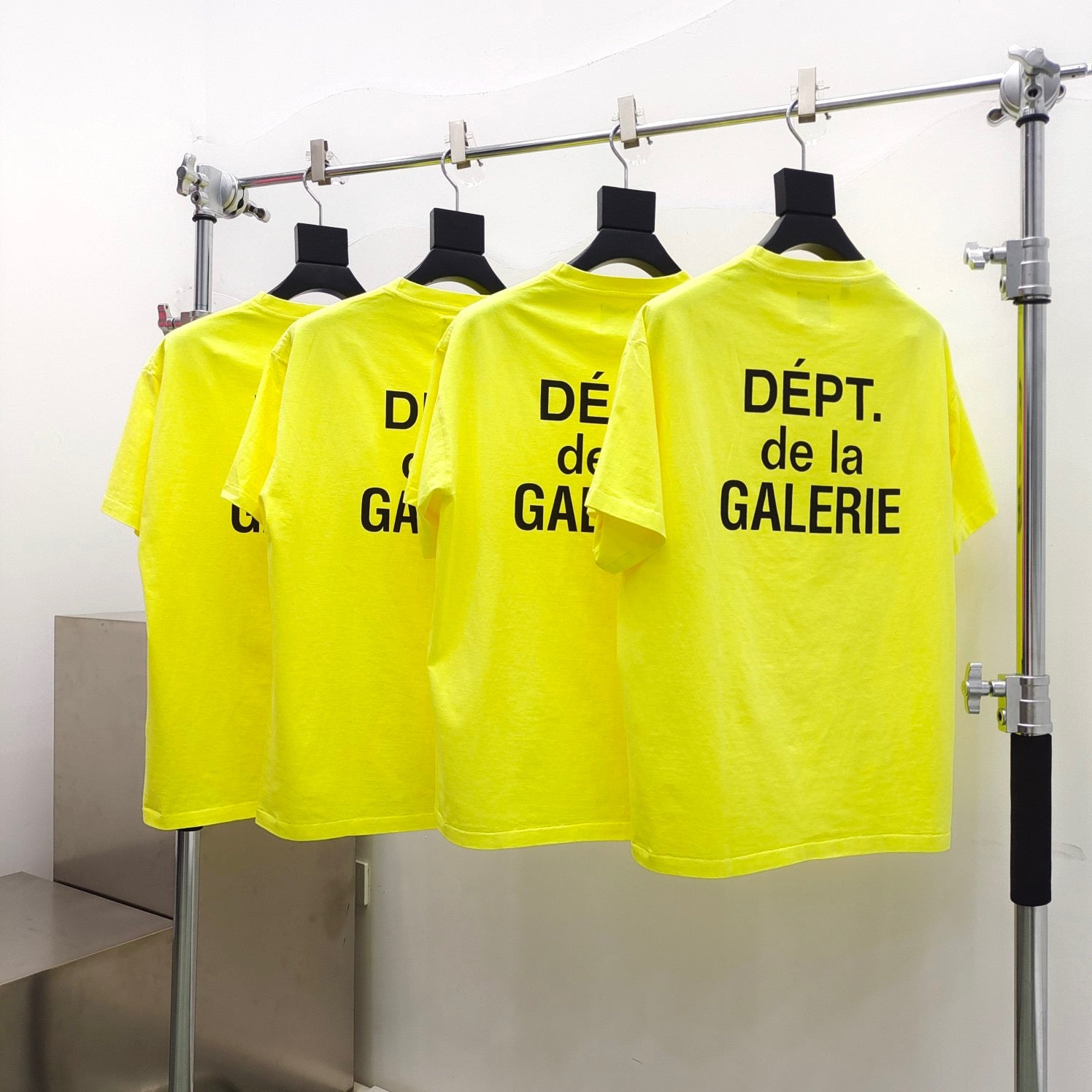 Gelbes, rosa und gelbes Organza-T-Shirt