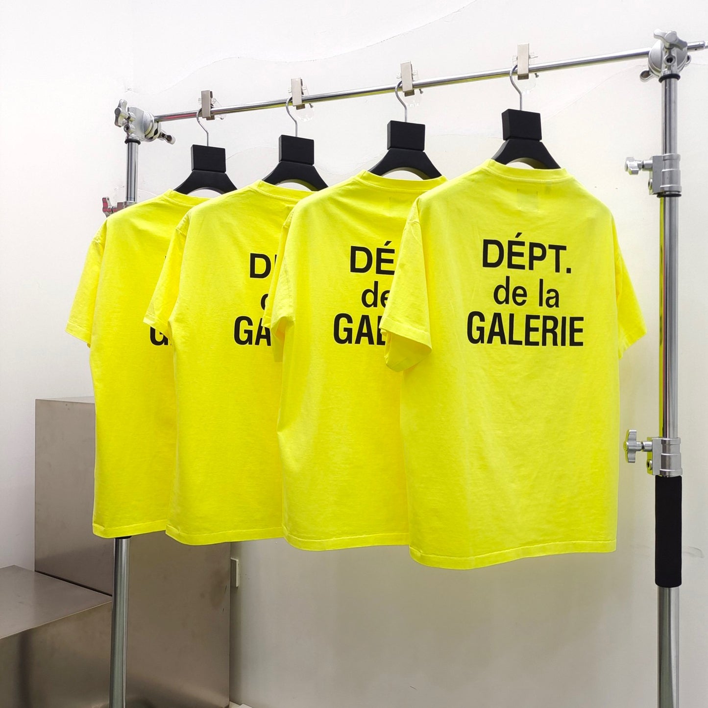 تي شيرت عضوي باللون الأصفر والوردي والأصفر