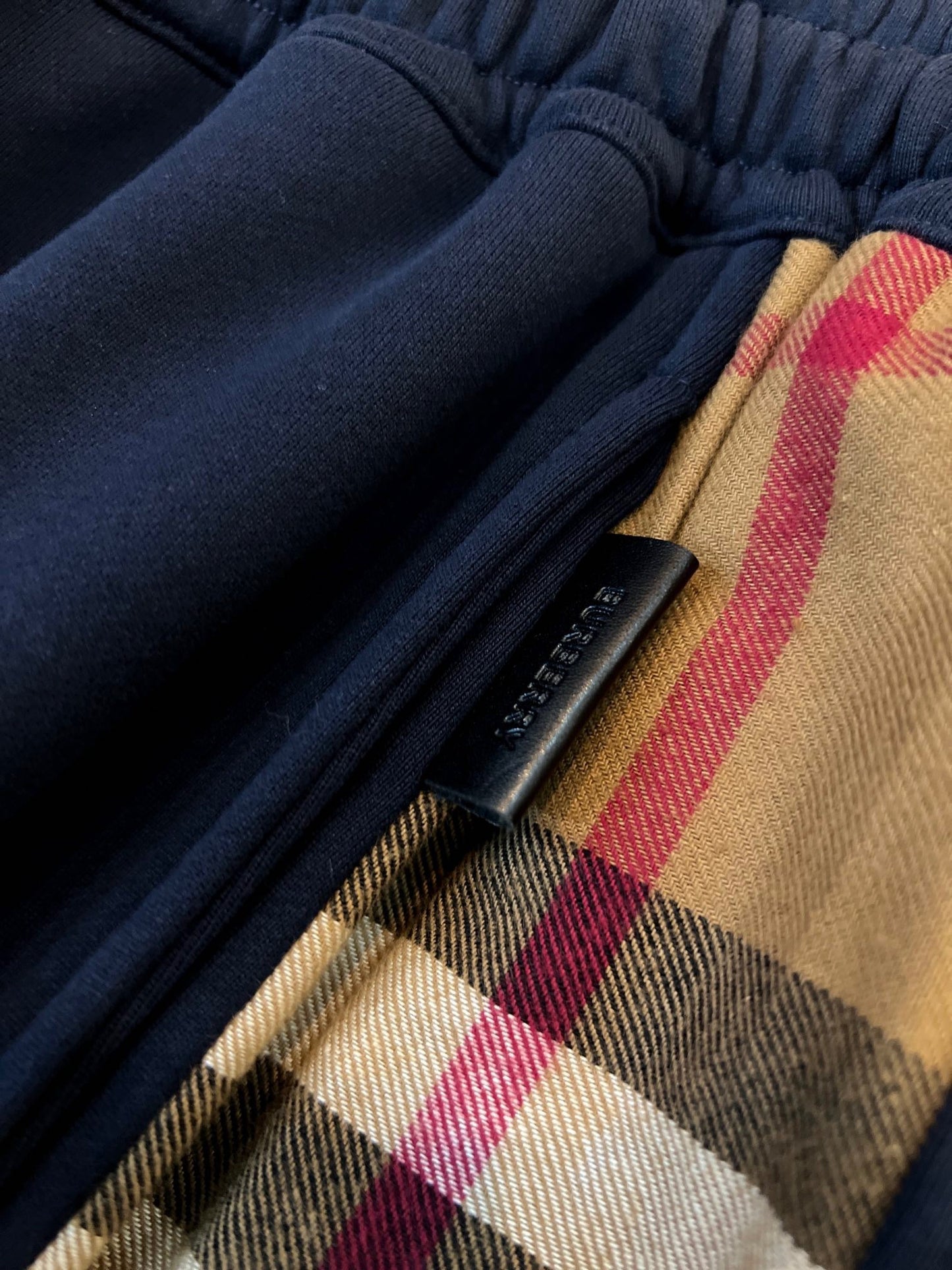 Schwarze, graue, khakifarbene und blaue Hose