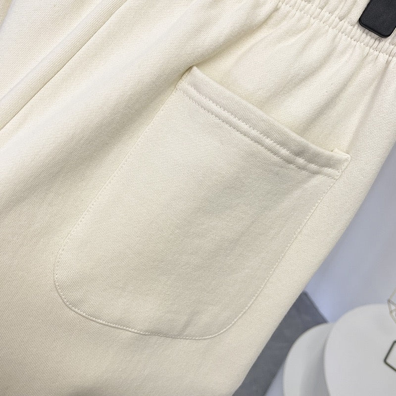 Schwarze, weiße und graue Hose