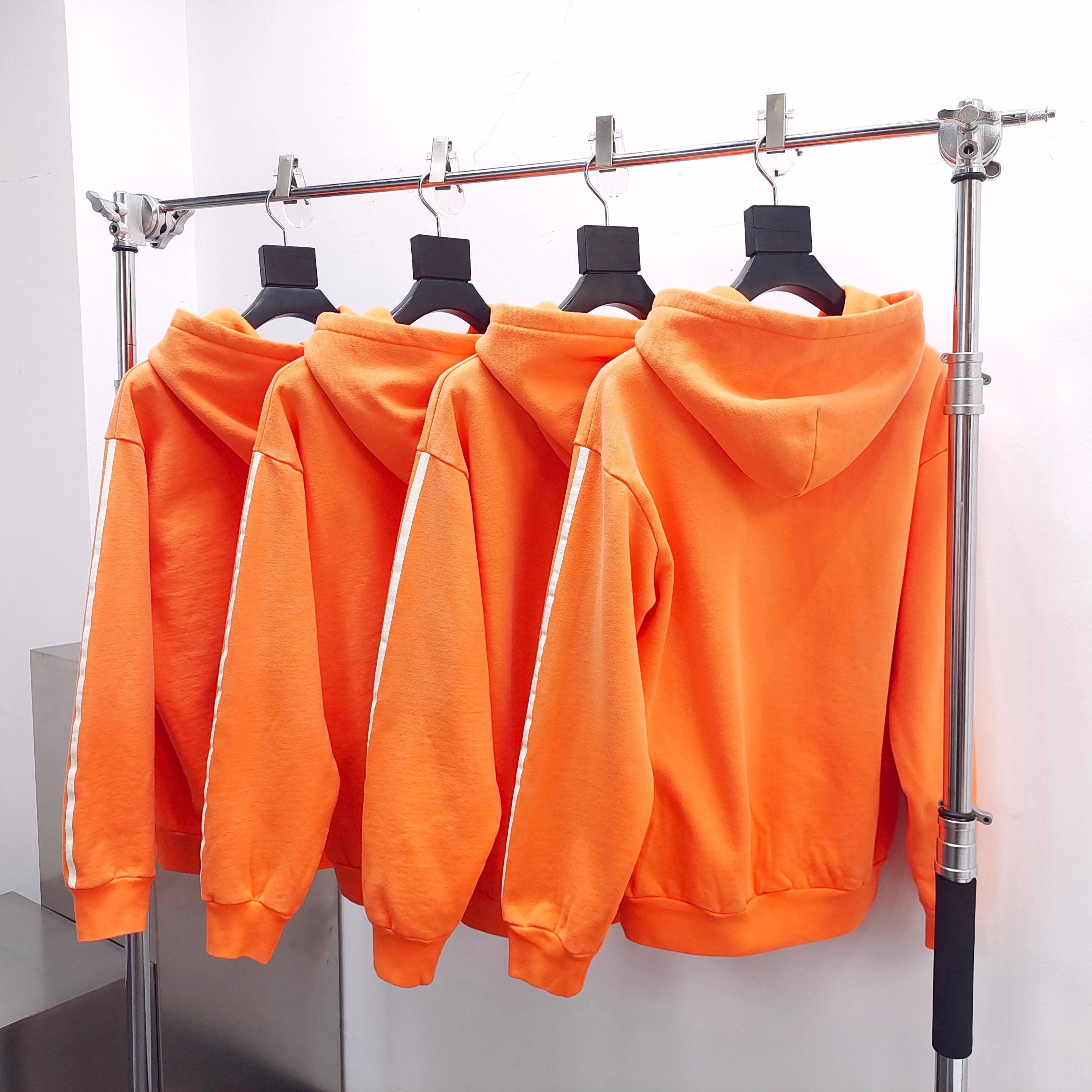 Orangefarbener Kapuzenpullover