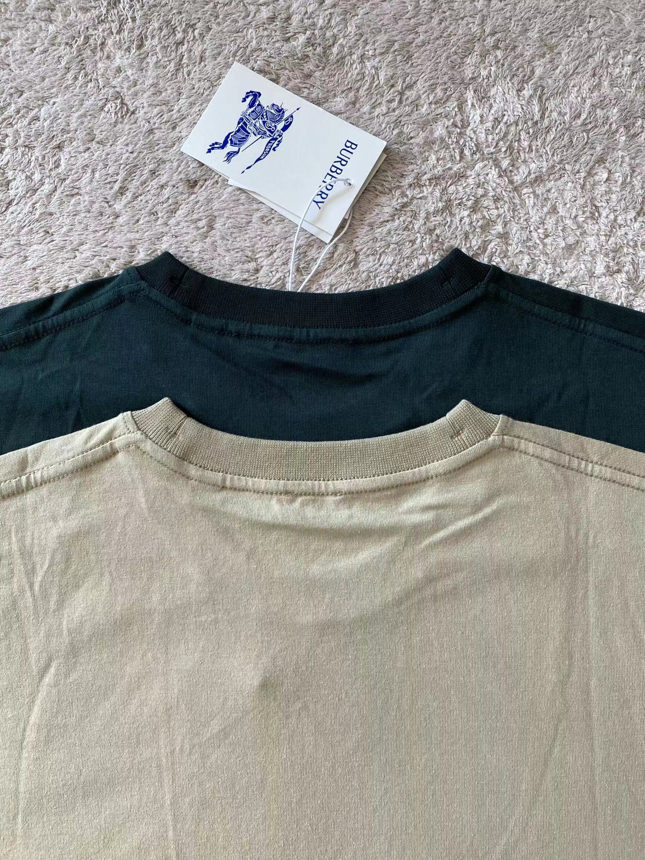 Dunkelgrünes und graues T-Shirt