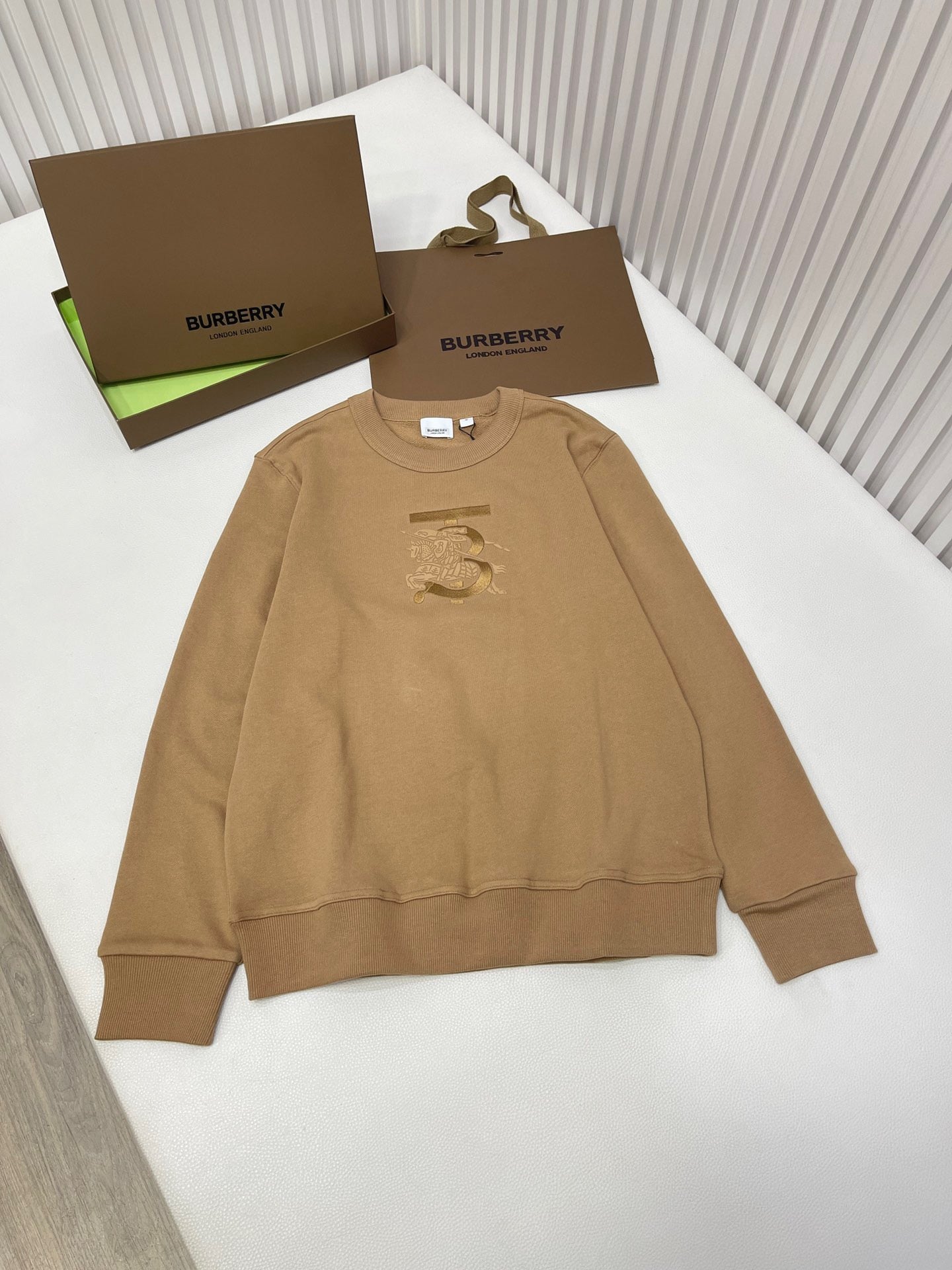 Schwarzer und braungrauer Jersey