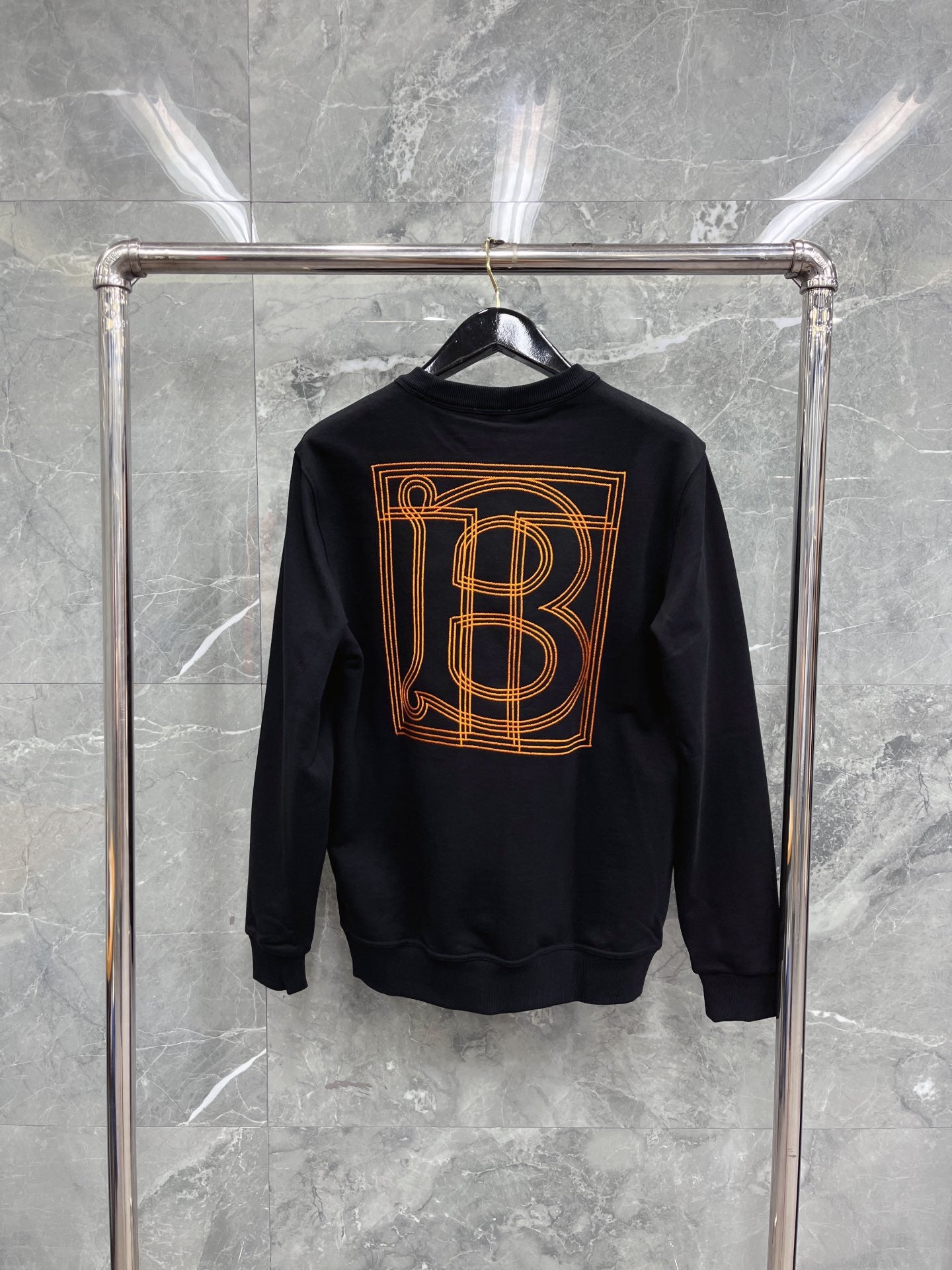 Schwarzes, dunkelblaues und orangefarbenes Trikot
