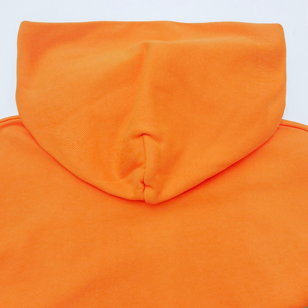 Orangefarbener Kapuzenpullover