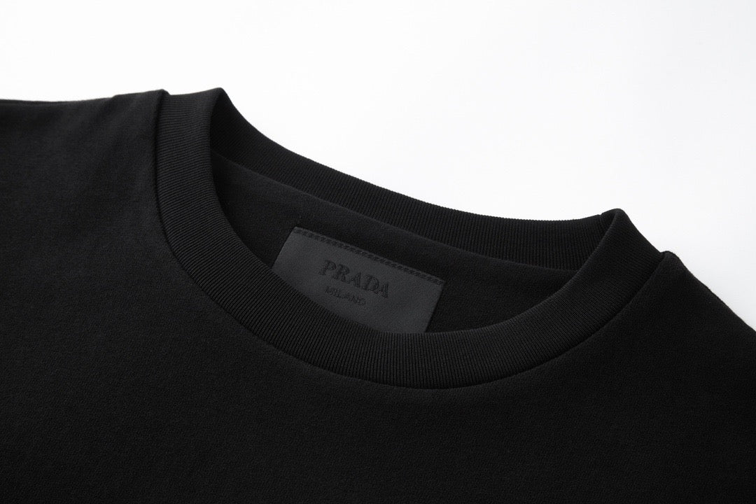 Schwarz-weißes T-Shirt