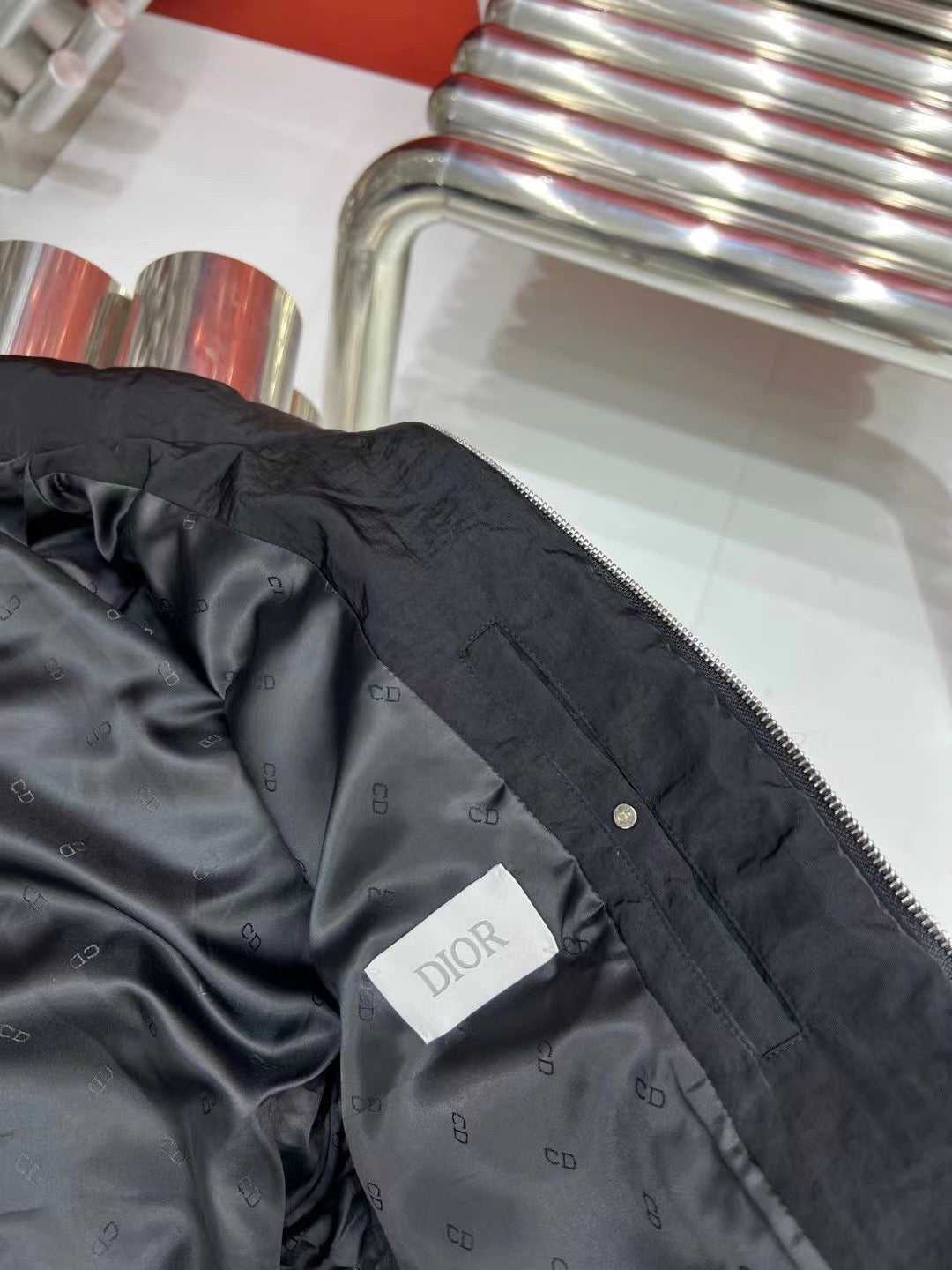 Schwarze und hellblaue Jacke