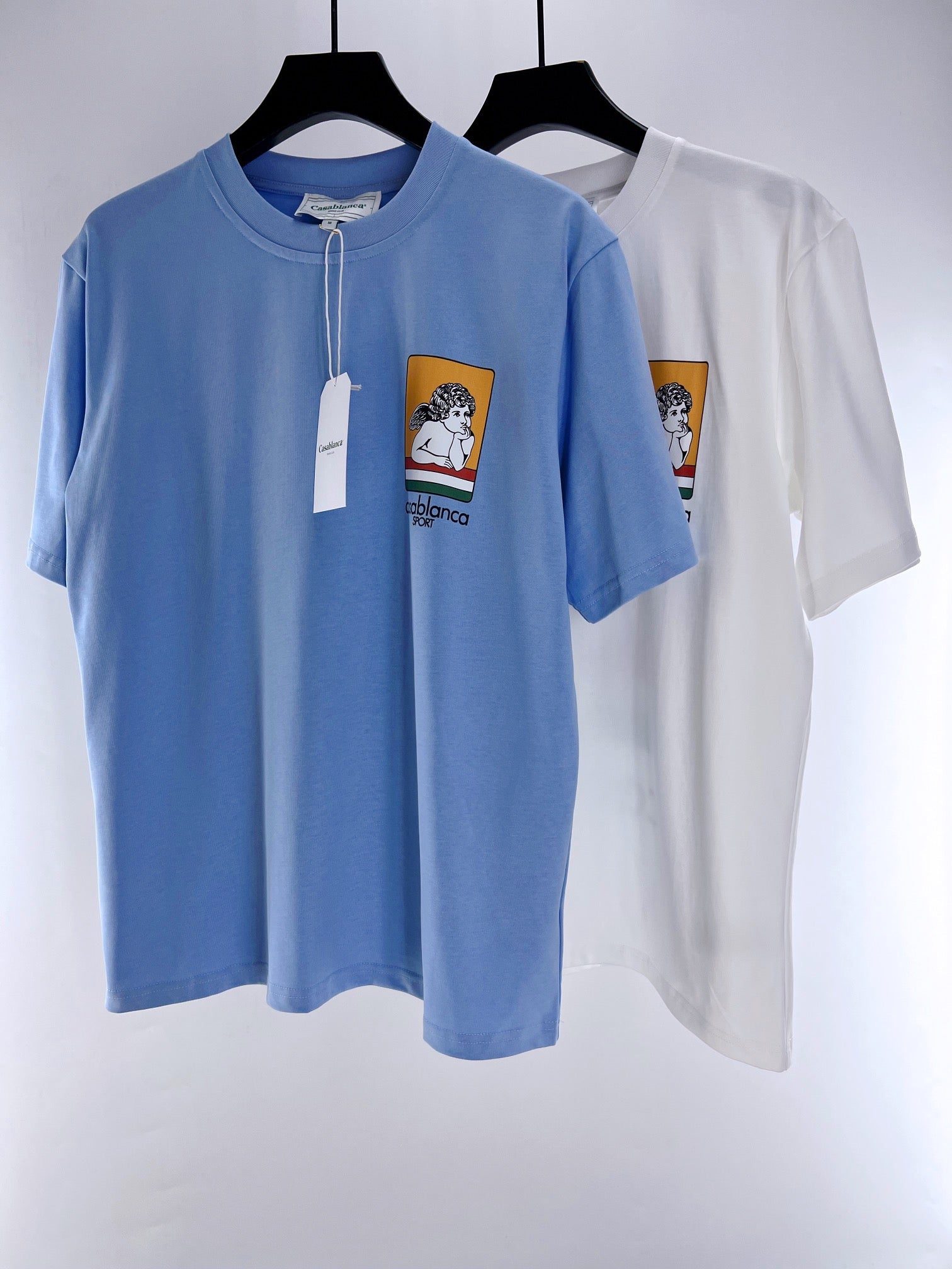Himmelblaues und weißes T-Shirt
