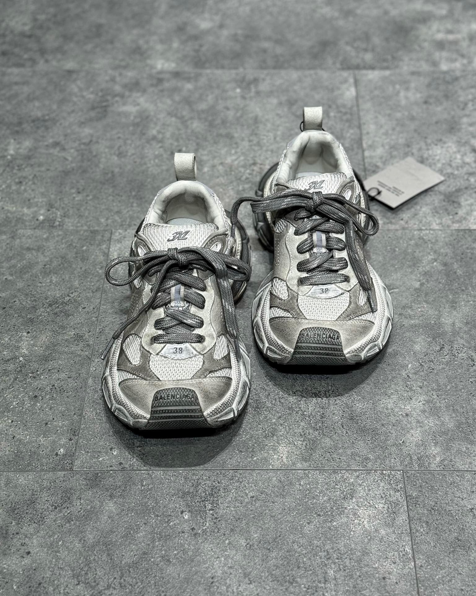 Graue Schuhe