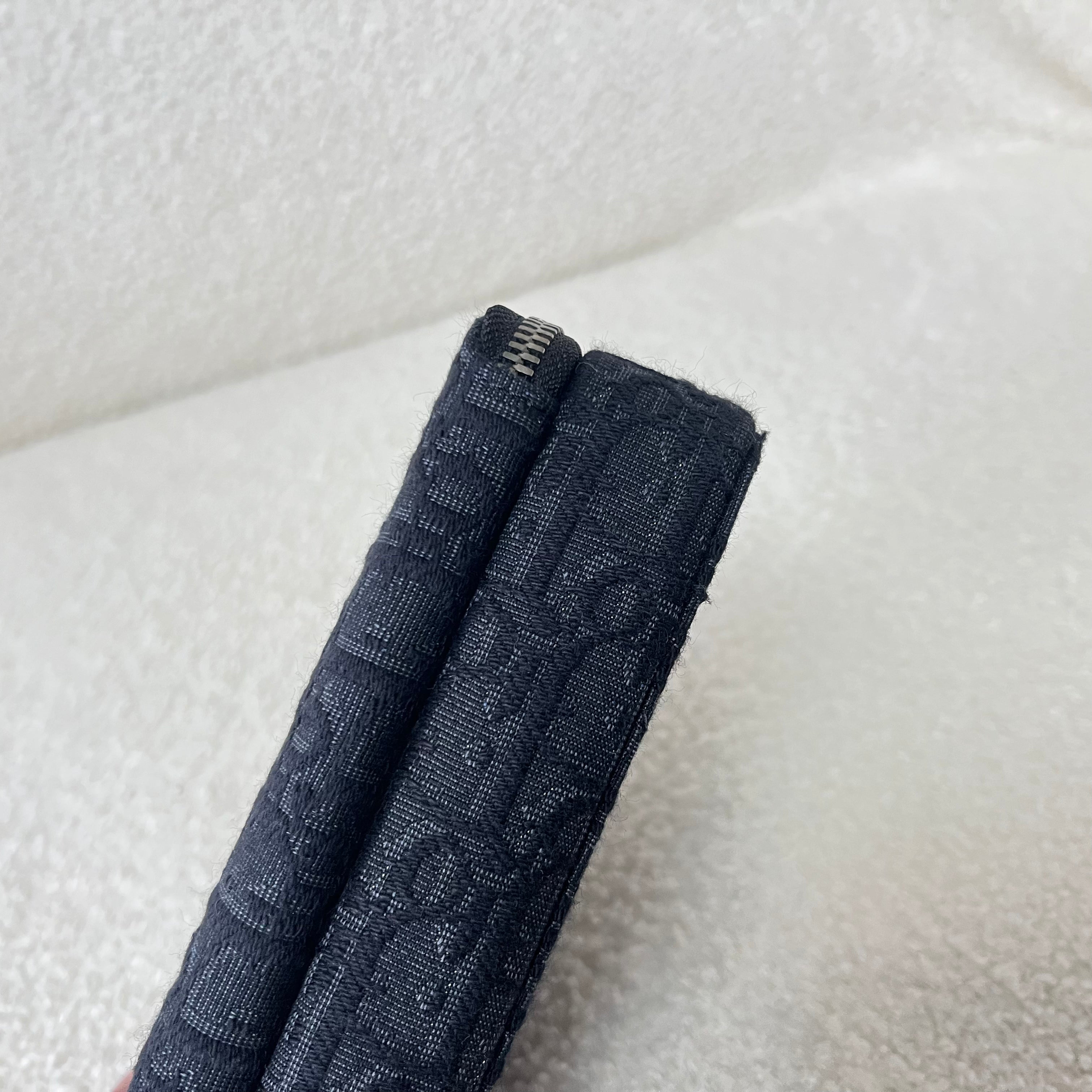 Blaue und schwarzgraue Tasche