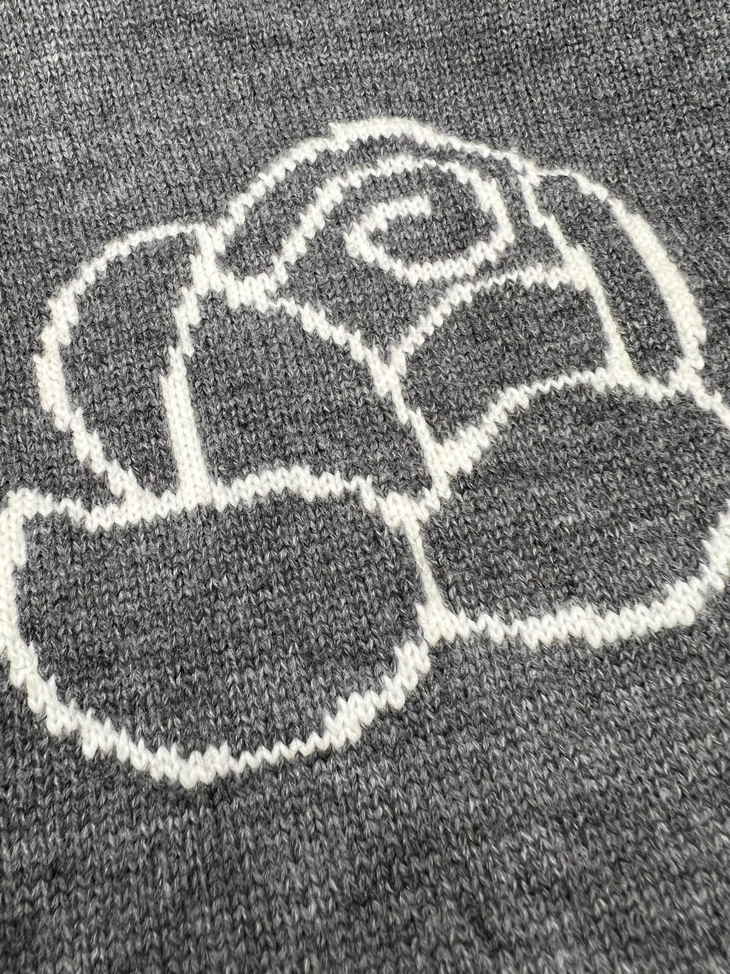 سترة متعددة الألوان