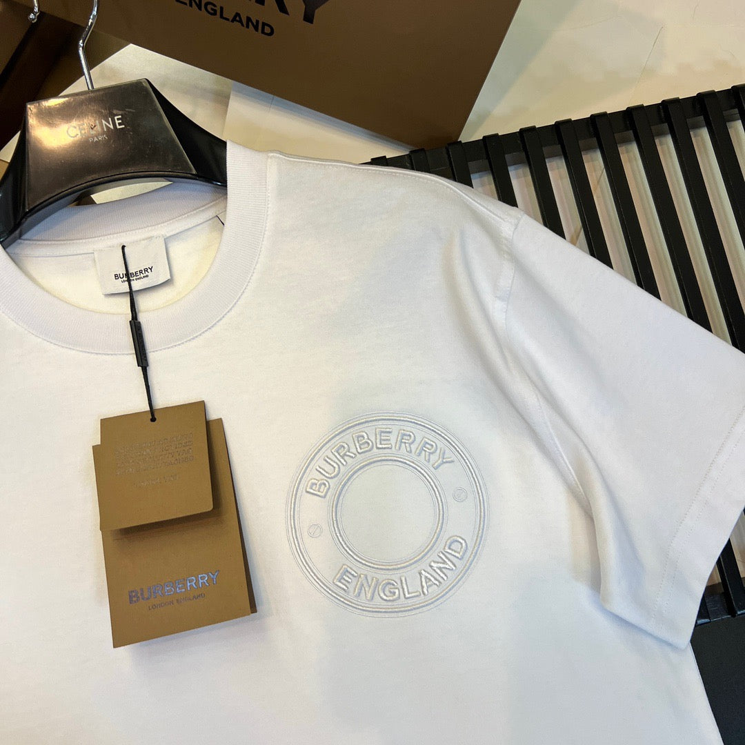 Schwarz-weißes T-Shirt