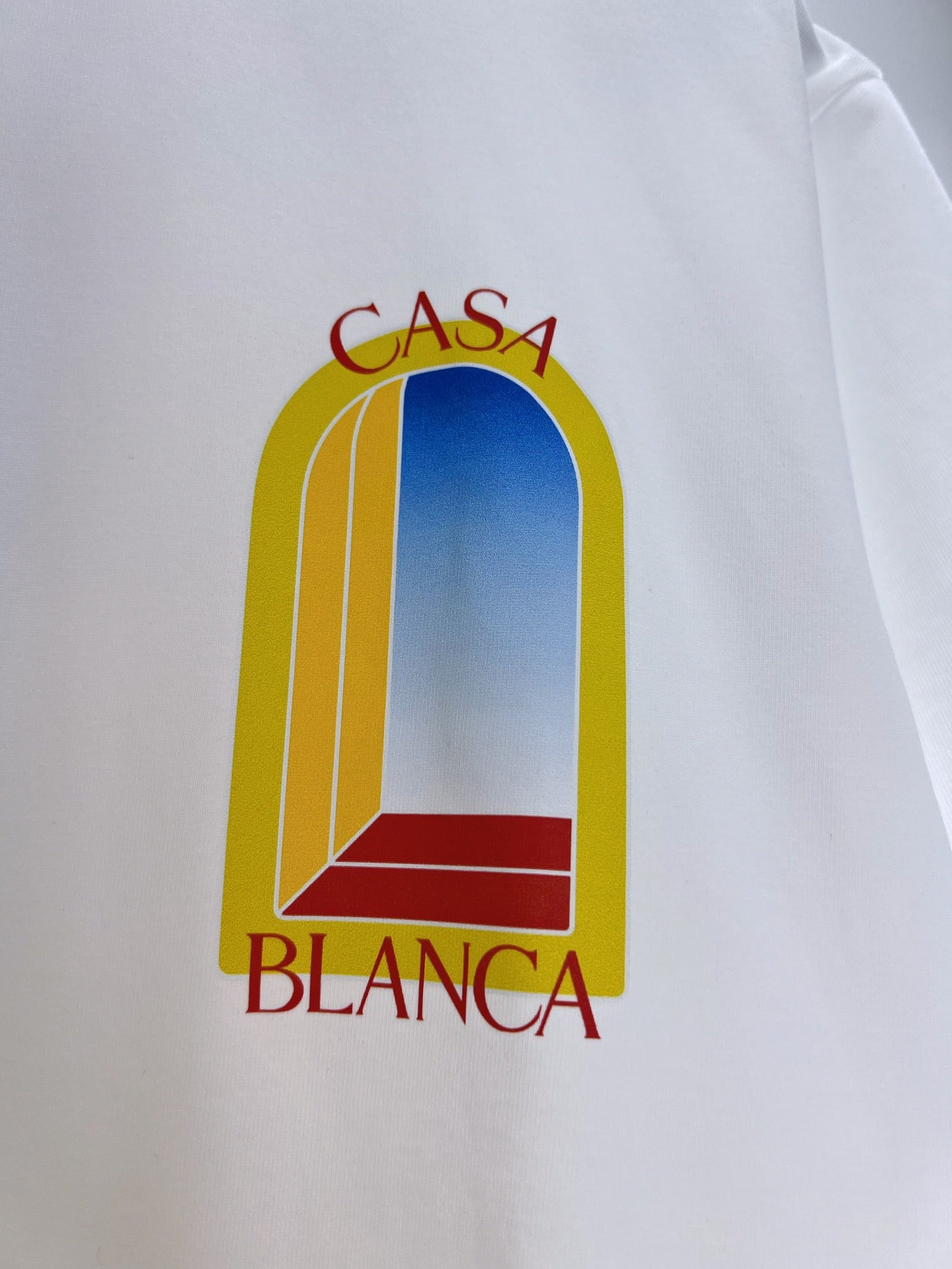 Gelbes und weißes T-Shirt