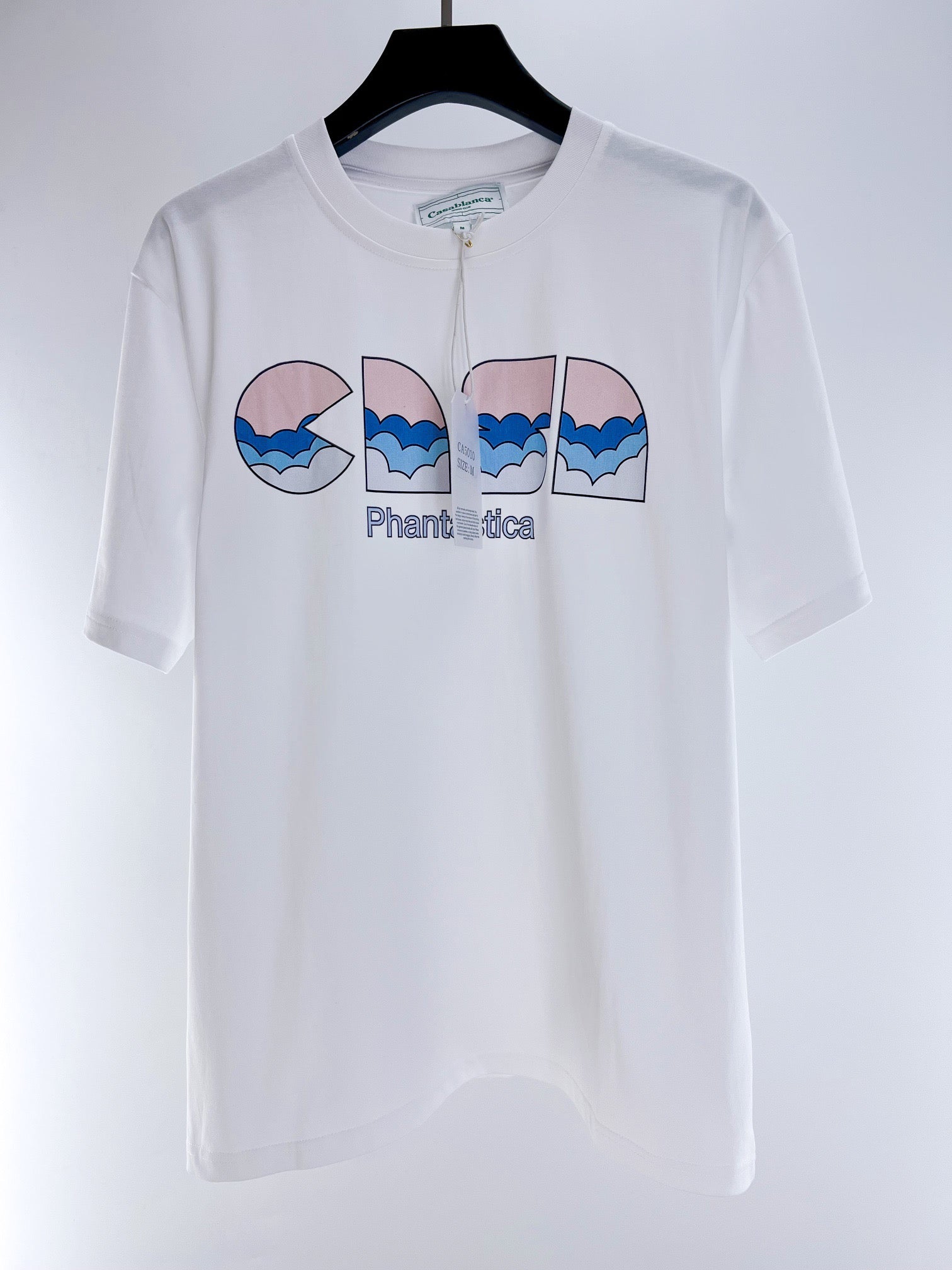 Graues und weißes T-Shirt